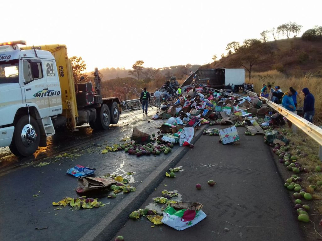 Colisão frontal entre dois caminhões deixa uma vítima morta e outra ferida na BR-365 | Patos Agora - A notícia no seu tempo - https://patosagora.net
