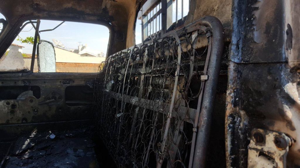 Caminhão pega fogo no Bairro Aurélio Caixeta e moradores extinguem as chamas | Patos Agora - A notícia no seu tempo - https://patosagora.net