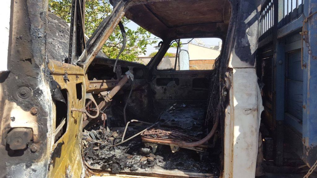 Caminhão pega fogo no Bairro Aurélio Caixeta e moradores extinguem as chamas | Patos Agora - A notícia no seu tempo - https://patosagora.net