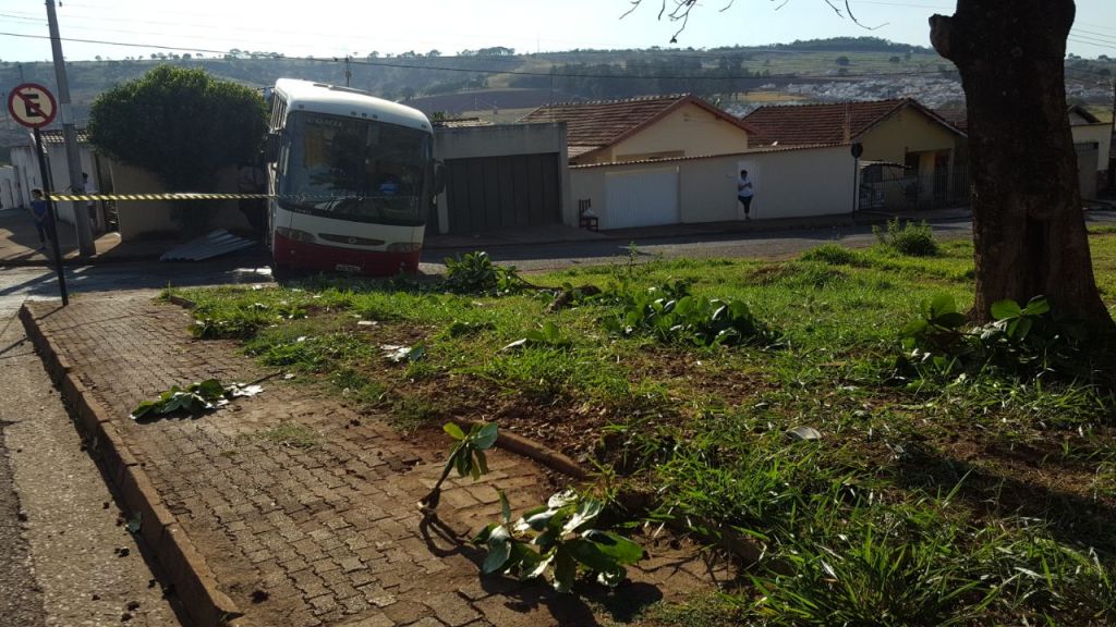 Ônibus desgovernado invade residência e fere idoso de 64 anos no Bairro Novo Horizonte | Patos Agora - A notícia no seu tempo - https://patosagora.net