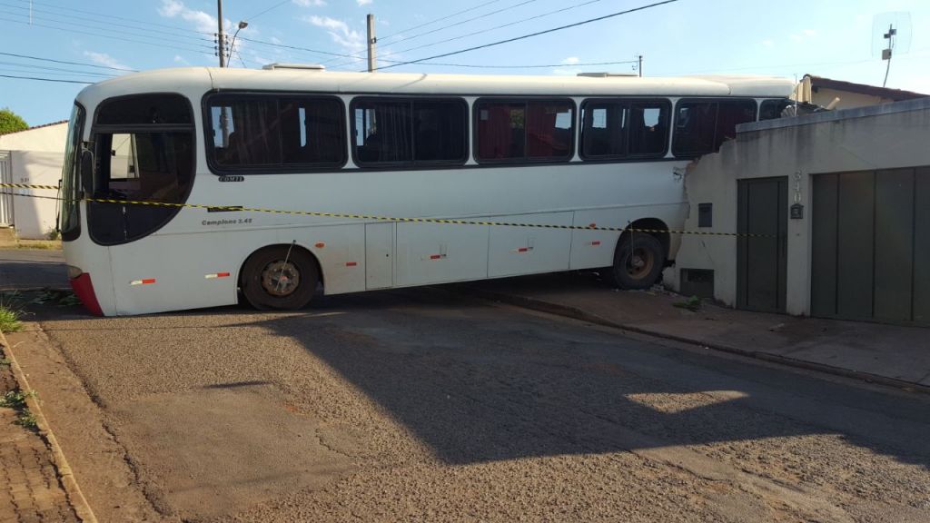Ônibus desgovernado invade residência e fere idoso de 64 anos no Bairro Novo Horizonte | Patos Agora - A notícia no seu tempo - https://patosagora.net