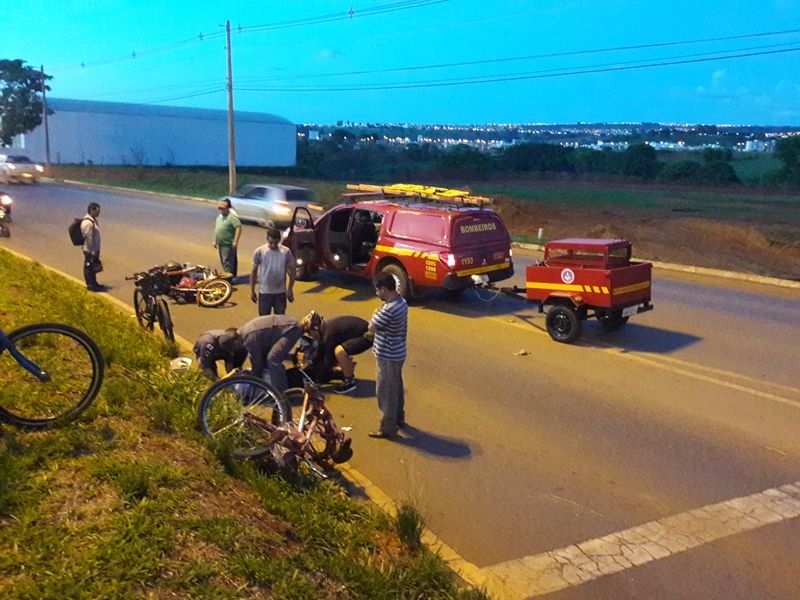 Ciclista é socorrida ao hospital após acidente com motociclista na Avenida JK | Patos Agora - A notícia no seu tempo - https://patosagora.net