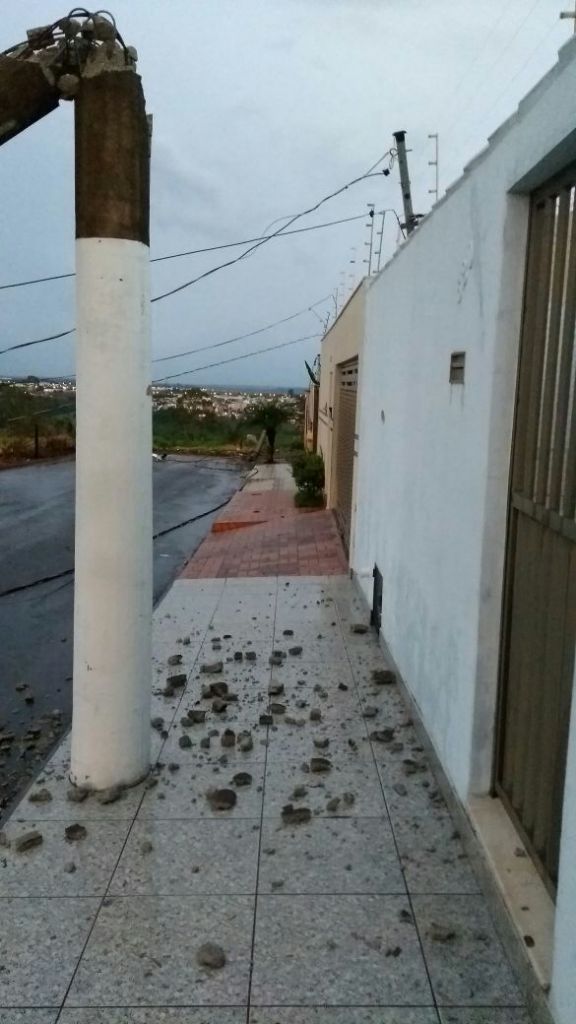 Chuva causa quedas de árvores e postes em Patos de Minas | Patos Agora - A notícia no seu tempo - https://patosagora.net