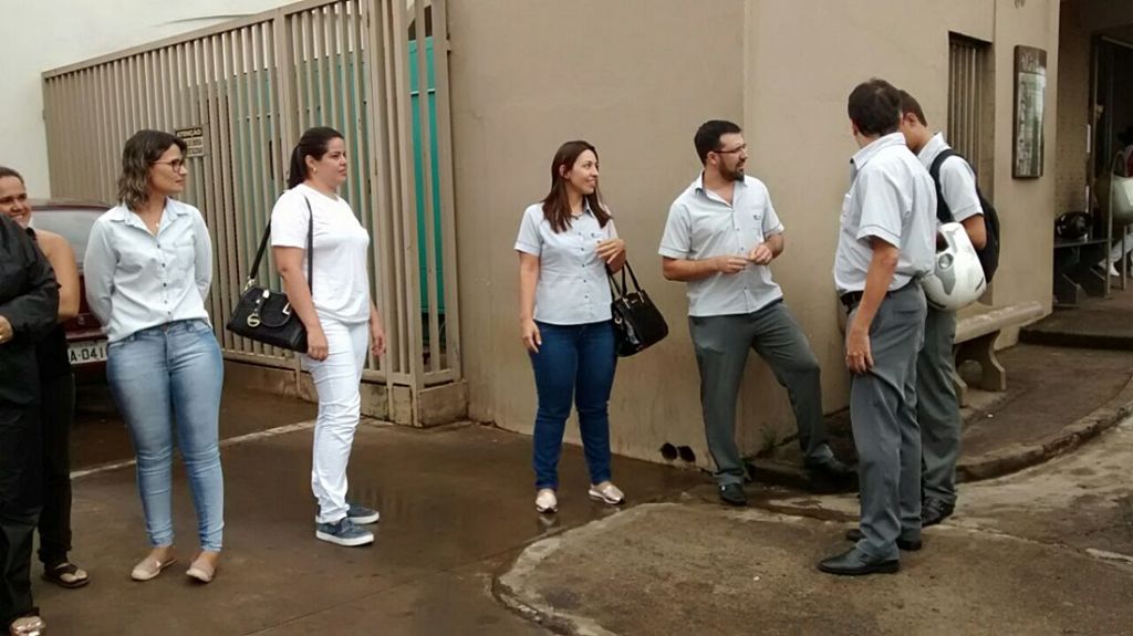 Funcionários com salários atrasados protestam contra novos administradores do Hospital São Lucas | Patos Agora - A notícia no seu tempo - https://patosagora.net