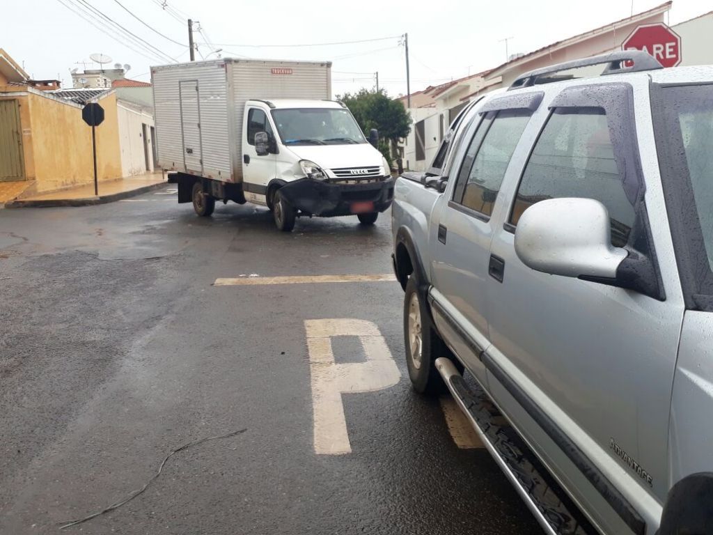Acidente entre picape e caminhão  deixa estragos no bairro Califórnia  | Patos Agora - A notícia no seu tempo - https://patosagora.net