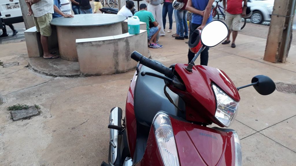 Motociclista é encaminha à UPA após ficar ferida em acidente na Rua Tomáz de Aquino | Patos Agora - A notícia no seu tempo - https://patosagora.net