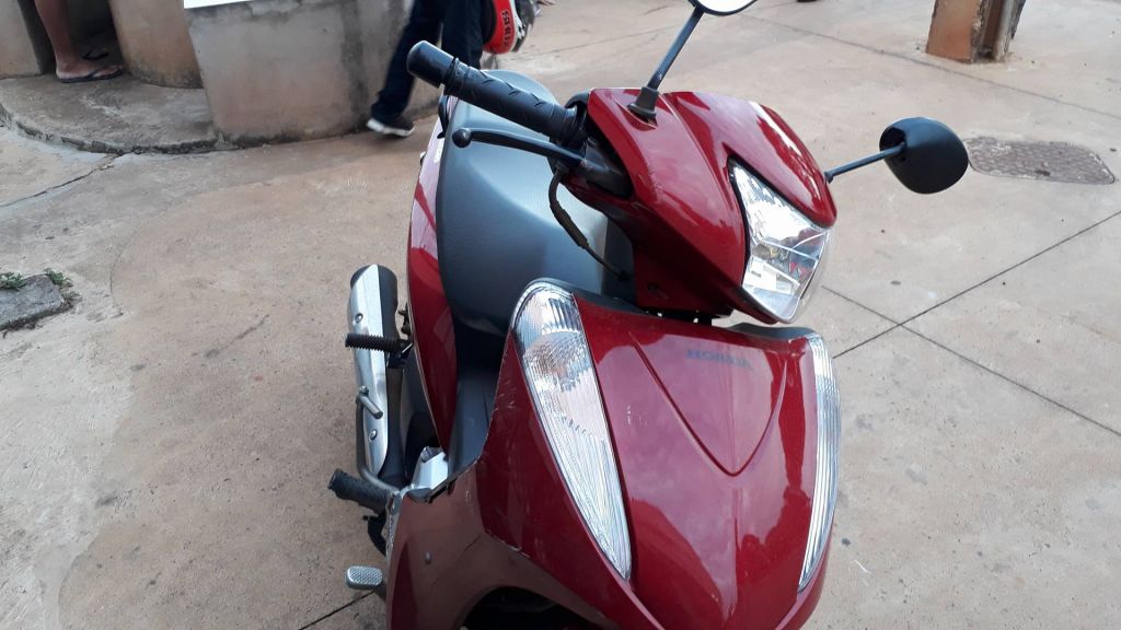 Motociclista é encaminha à UPA após ficar ferida em acidente na Rua Tomáz de Aquino | Patos Agora - A notícia no seu tempo - https://patosagora.net
