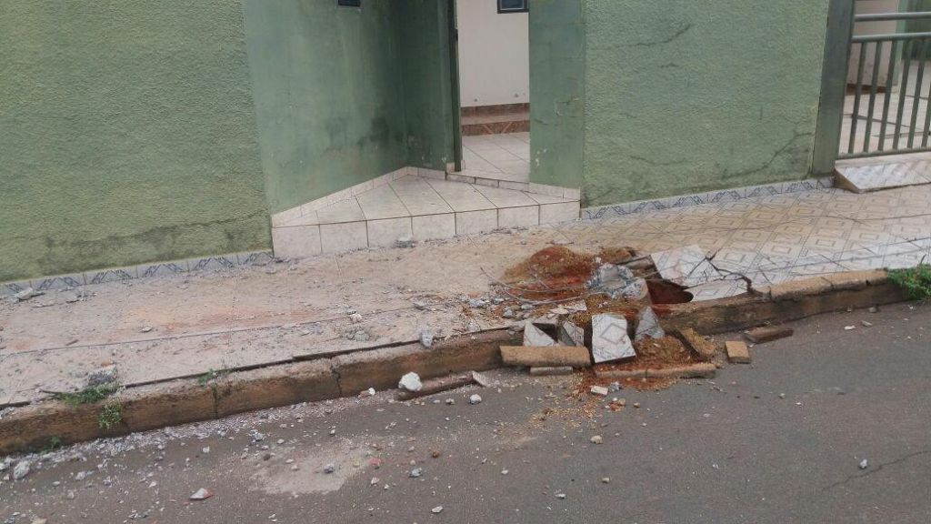 Caminhão prancha desgovernado derruba poste e muro de residência no Bairro Novo Horizonte | Patos Agora - A notícia no seu tempo - https://patosagora.net