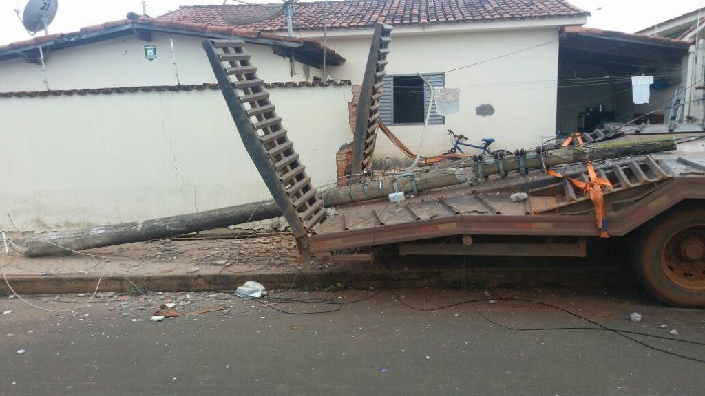 Caminhão prancha desgovernado derruba poste e muro de residência no Bairro Novo Horizonte | Patos Agora - A notícia no seu tempo - https://patosagora.net