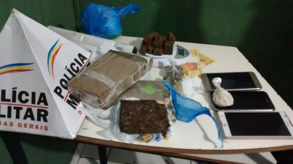 PM prende rapaz e apreende grande quantidade de drogas em residência na Avenida Paracatu | Patos Agora - A notícia no seu tempo - https://patosagora.net