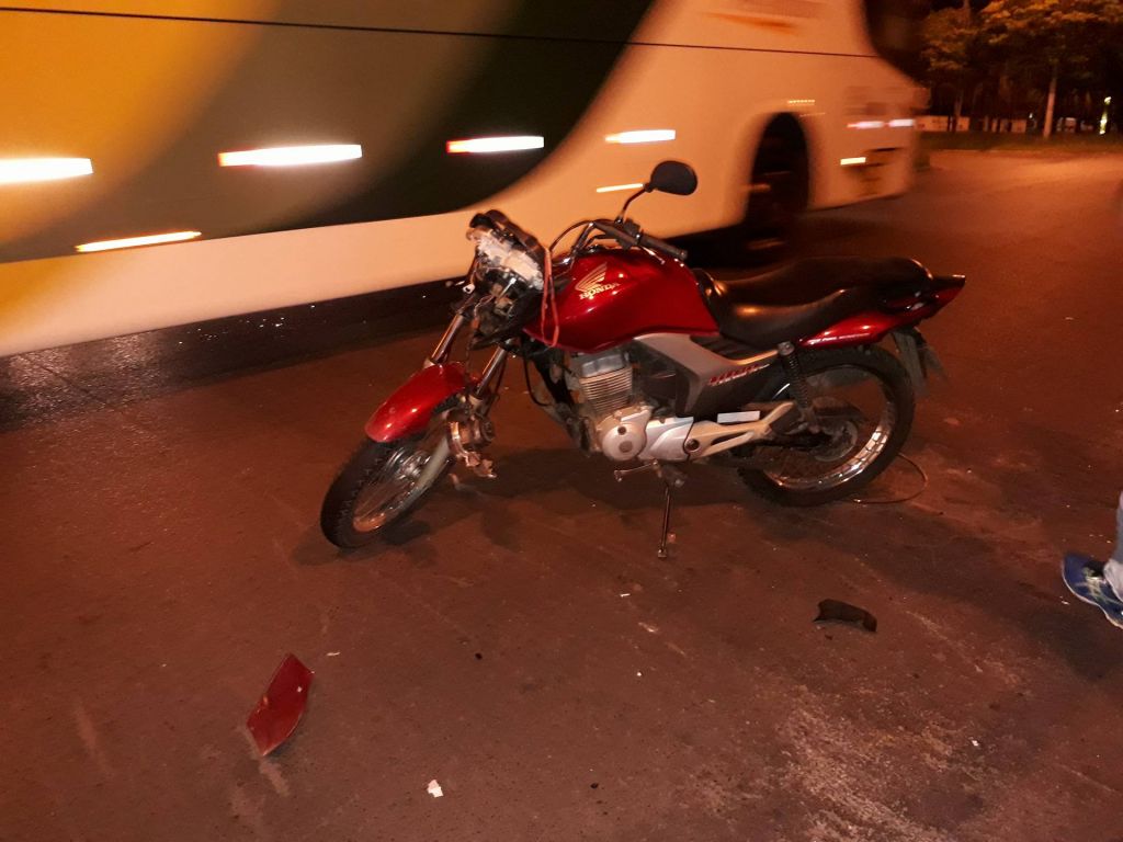 Motociclista fica gravemente ferido após ser atingido por carro que avançou parada obrigatória | Patos Agora - A notícia no seu tempo - https://patosagora.net