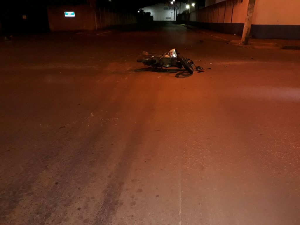 Motociclista fica gravemente ferido após ser atingido por carro que avançou parada obrigatória | Patos Agora - A notícia no seu tempo - https://patosagora.net