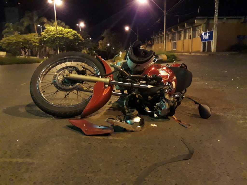 Motociclista fica gravemente ferido após ser atingido por carro que avançou parada obrigatória | Patos Agora - A notícia no seu tempo - https://patosagora.net