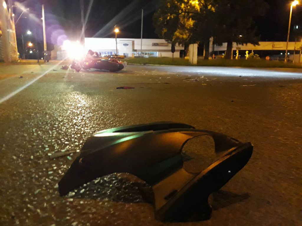 Motociclista fica gravemente ferido após ser atingido por carro que avançou parada obrigatória | Patos Agora - A notícia no seu tempo - https://patosagora.net