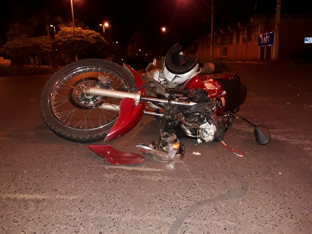 Motociclista fica gravemente ferido após ser atingido por carro que avançou parada obrigatória | Patos Agora - A notícia no seu tempo - https://patosagora.net