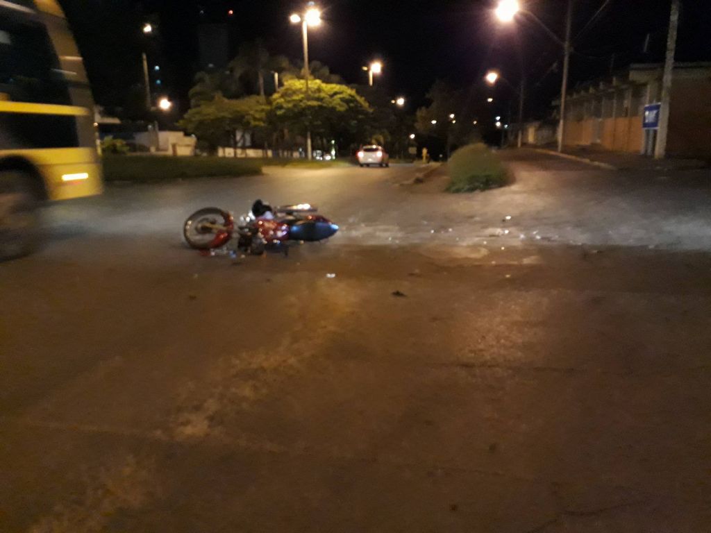 Motociclista fica gravemente ferido após ser atingido por carro que avançou parada obrigatória | Patos Agora - A notícia no seu tempo - https://patosagora.net