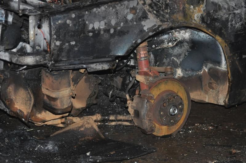 Carro furtado pega fogo e fica completamente destruído em Patos de Minas | Patos Agora - A notícia no seu tempo - https://patosagora.net