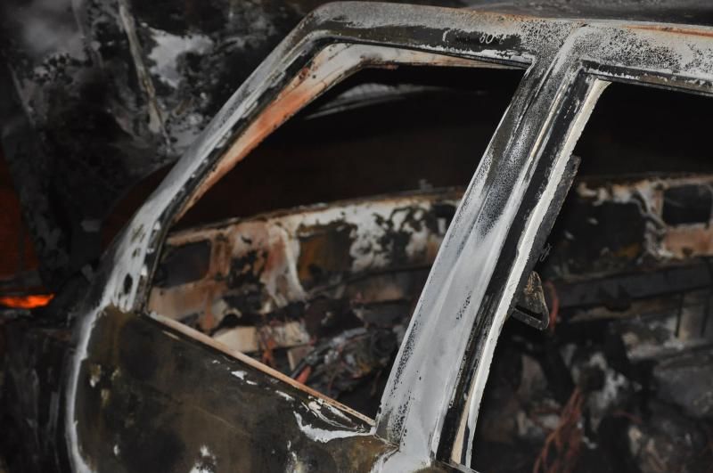Carro furtado pega fogo e fica completamente destruído em Patos de Minas | Patos Agora - A notícia no seu tempo - https://patosagora.net