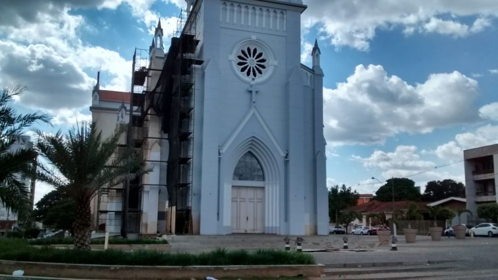 Indivíduos danificam e furtam luminárias da Catedral de Santo Antônio | Patos Agora - A notícia no seu tempo - https://patosagora.net