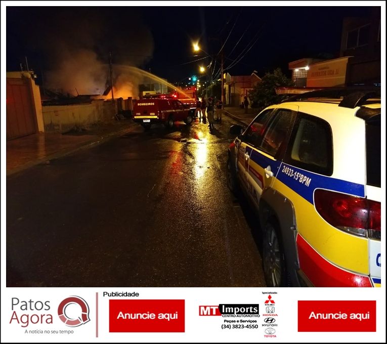 Imóvel no Centro de Patos de Minas que continha entulho reciclável se incendeia | Patos Agora - A notícia no seu tempo - https://patosagora.net