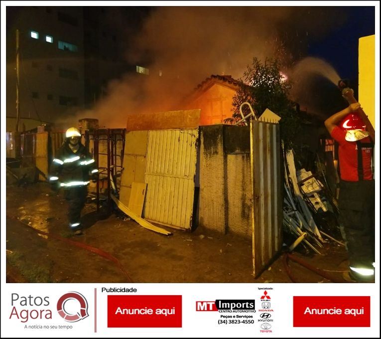 Imóvel no Centro de Patos de Minas que continha entulho reciclável se incendeia | Patos Agora - A notícia no seu tempo - https://patosagora.net
