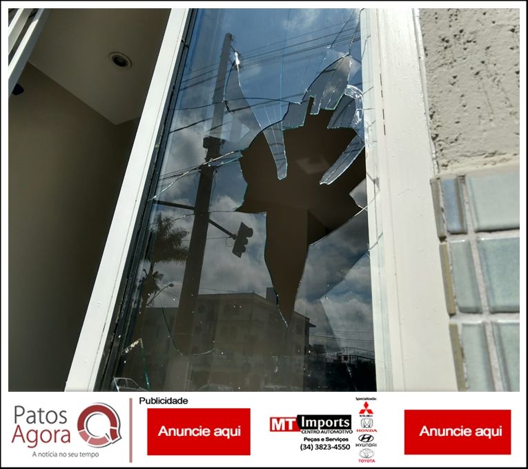 Mulher com problemas mentais joga pedra e quebra vidraça de hospital no centro da cidade | Patos Agora - A notícia no seu tempo - https://patosagora.net