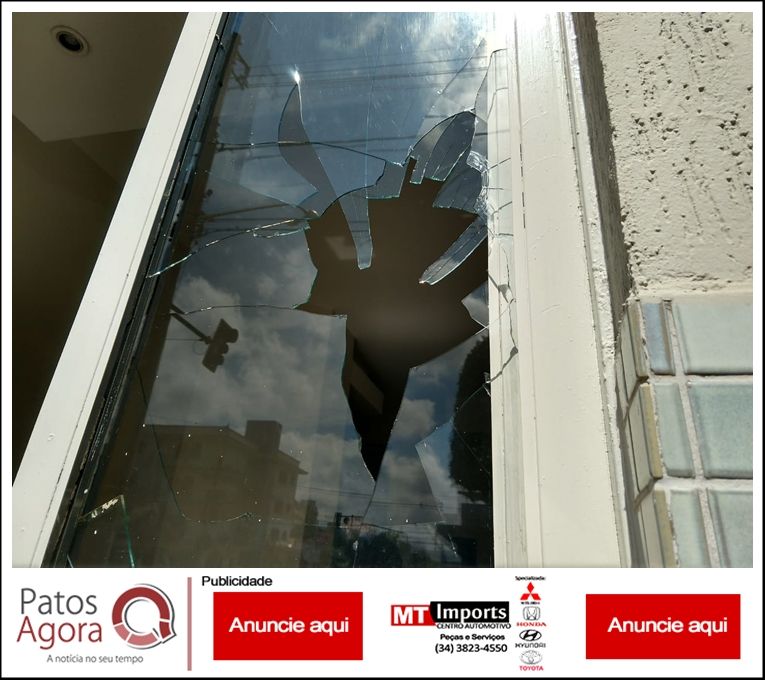Mulher com problemas mentais joga pedra e quebra vidraça de hospital no centro da cidade | Patos Agora - A notícia no seu tempo - https://patosagora.net