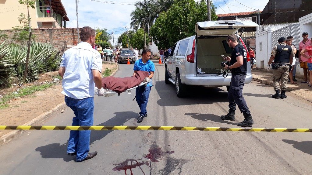 Homem é morto a tiros próximo de escola em Patos de Minas | Patos Agora - A notícia no seu tempo - https://patosagora.net