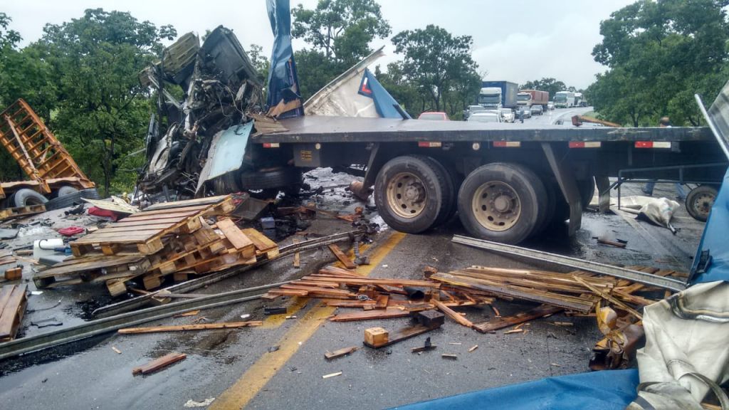 Motorista patense morre em colisão entre caminhão e uma carreta na BR-040 | Patos Agora - A notícia no seu tempo - https://patosagora.net