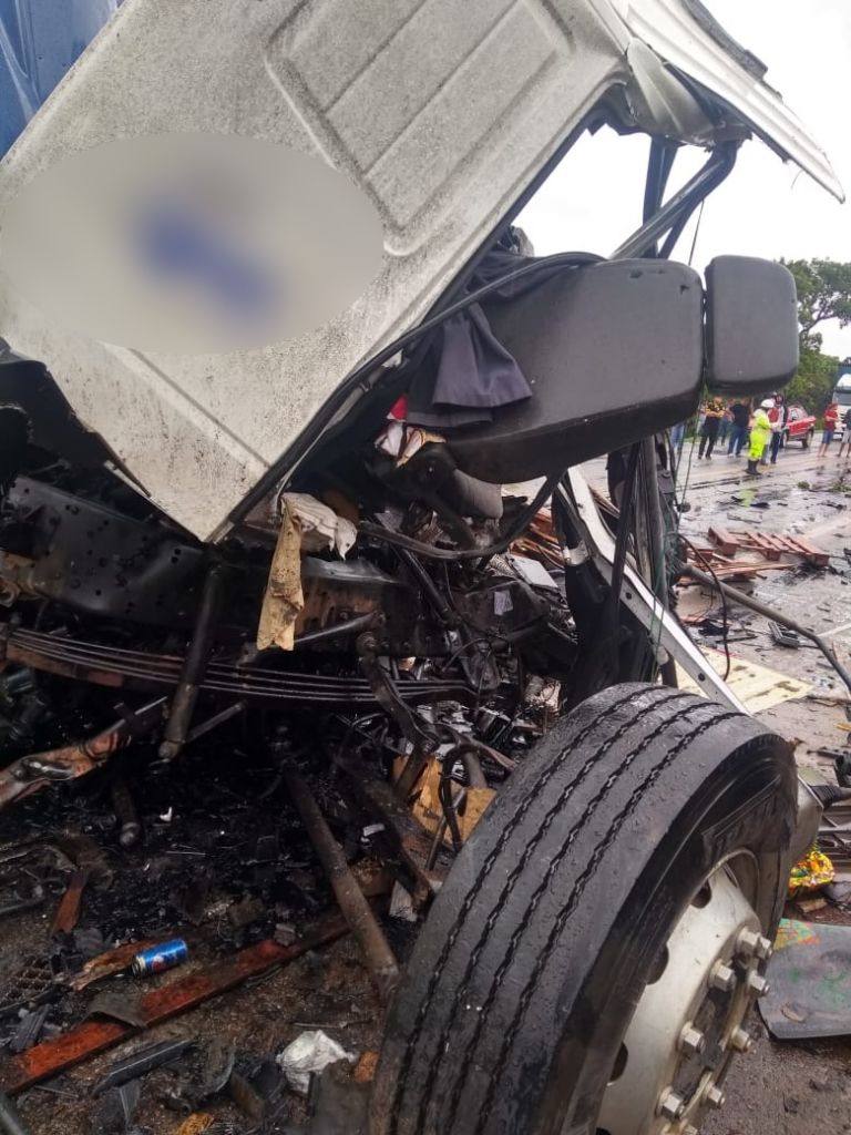 Motorista patense morre em colisão entre caminhão e uma carreta na BR-040 | Patos Agora - A notícia no seu tempo - https://patosagora.net