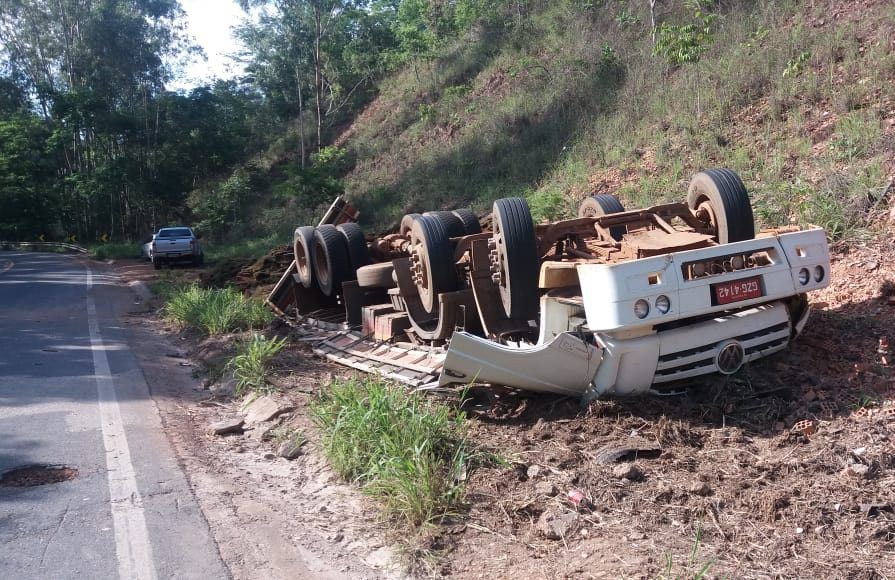Motorista morre após capotar caminhão na MGC-354 entre Vazante e Lagamar | Patos Agora - A notícia no seu tempo - https://patosagora.net
