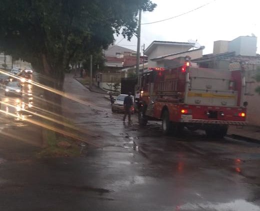 Carro fica quase submerso na Avenida Luci Mesquita no bairro Guanabara | Patos Agora - A notícia no seu tempo - https://patosagora.net