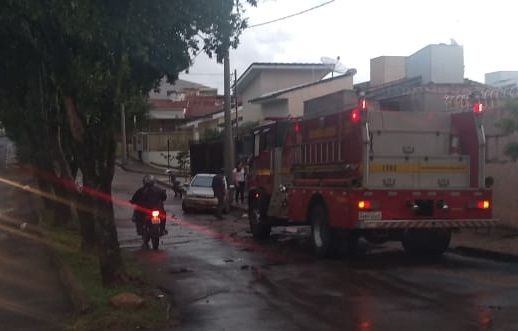 Carro fica quase submerso na Avenida Luci Mesquita no bairro Guanabara | Patos Agora - A notícia no seu tempo - https://patosagora.net