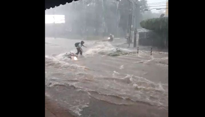 Flagrante: Motociclista cai em enxurrada e carros estragam após tempestade em Patos de Minas | Patos Agora - A notícia no seu tempo - https://patosagora.net