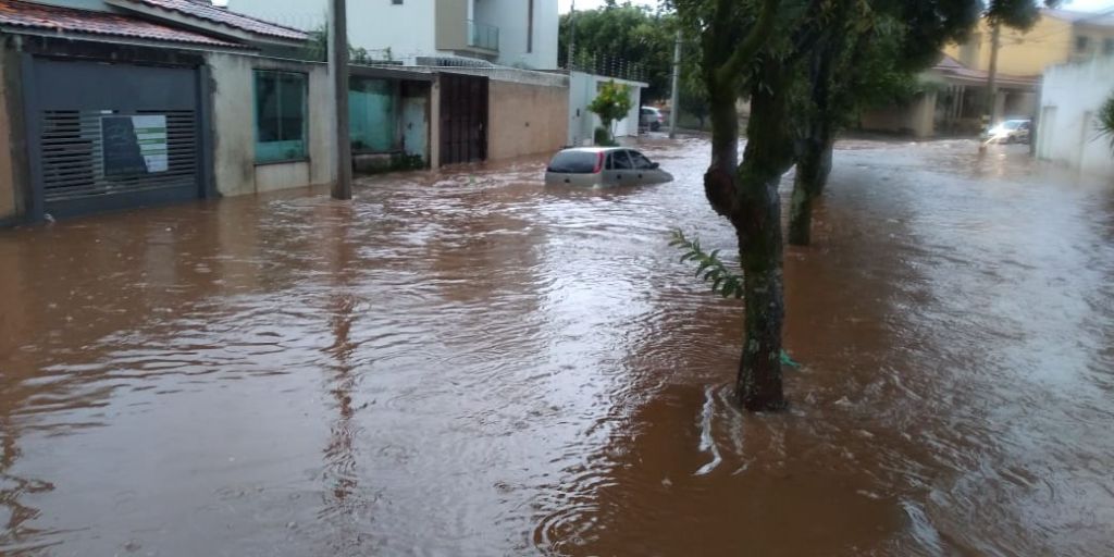 Flagrante: Motociclista cai em enxurrada e carros estragam após tempestade em Patos de Minas | Patos Agora - A notícia no seu tempo - https://patosagora.net