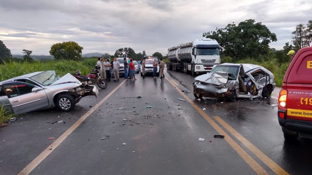 Grave acidente entre dois veículos deixa várias pessoas feridas na BR-365 | Patos Agora - A notícia no seu tempo - https://patosagora.net