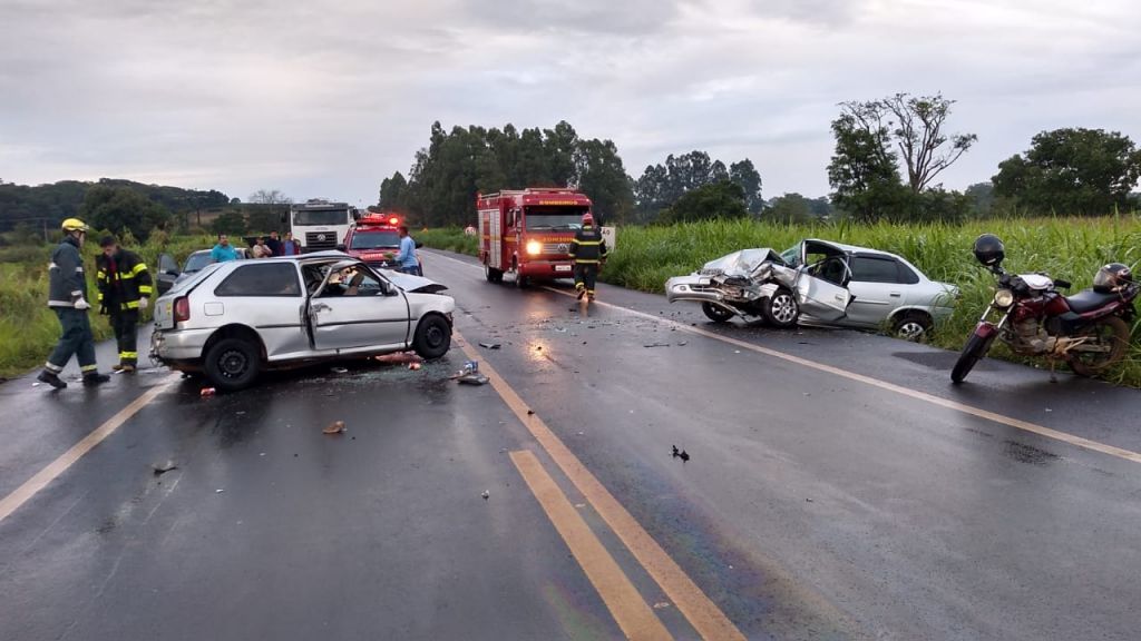 Grave acidente entre dois veículos deixa várias pessoas feridas na BR-365 | Patos Agora - A notícia no seu tempo - https://patosagora.net