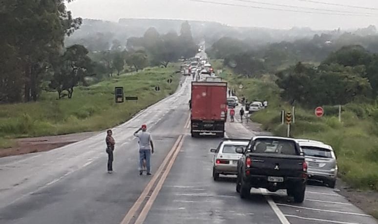 Grave acidente entre dois veículos deixa várias pessoas feridas na BR-365 | Patos Agora - A notícia no seu tempo - https://patosagora.net