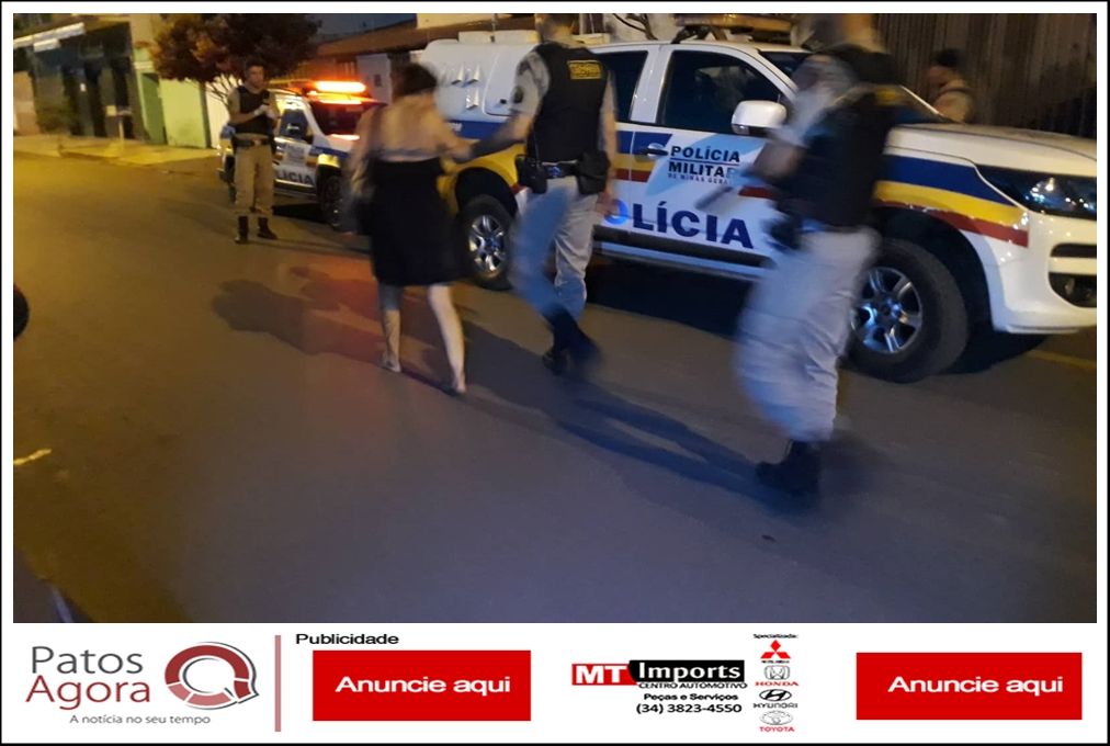 Mulher surta e usa tamanco para danificar carros em Patos de Minas | Patos Agora - A notícia no seu tempo - https://patosagora.net