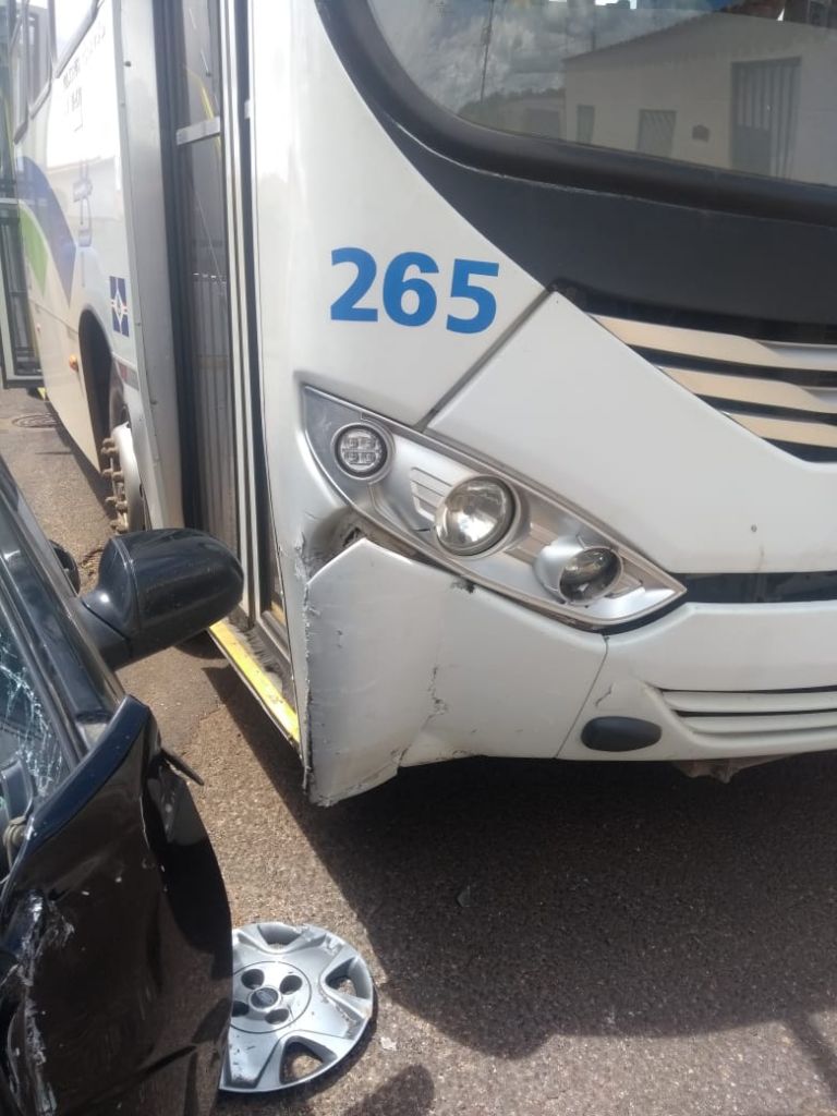 Motorista avança parada obrigatória e bate em ônibus do transporte coletivo | Patos Agora - A notícia no seu tempo - https://patosagora.net