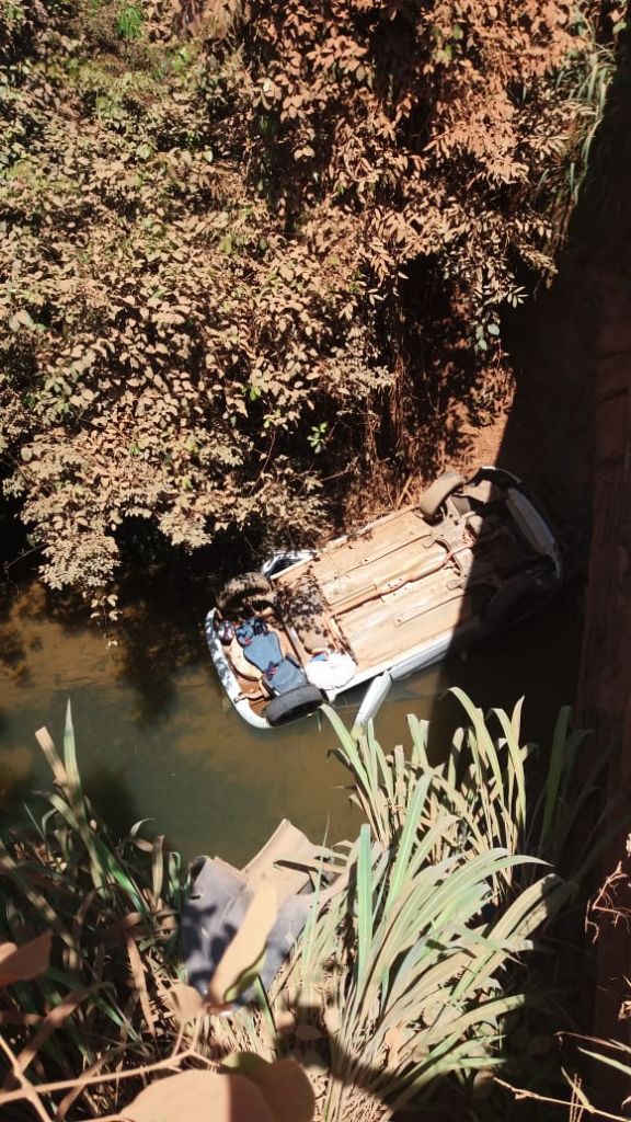 Carro caiu de uma ponte e com as 4 rodas para cima | Patos Agora - A notícia no seu tempo - https://patosagora.net