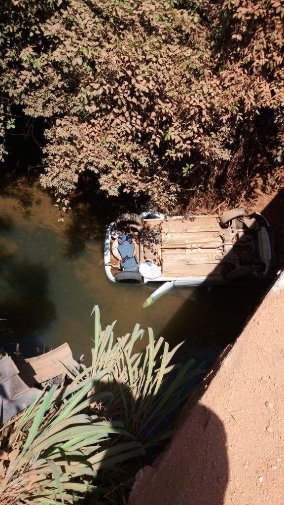 Carro caiu de uma ponte e com as 4 rodas para cima | Patos Agora - A notícia no seu tempo - https://patosagora.net