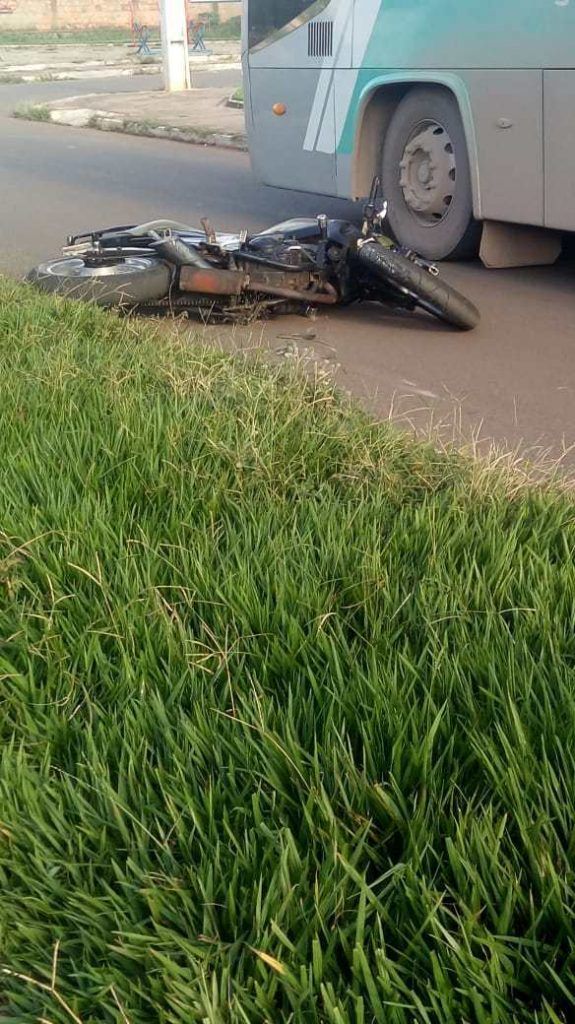 Motociclista colide em ônibus em Vazante e fica gravemente ferido | Patos Agora - A notícia no seu tempo - https://patosagora.net