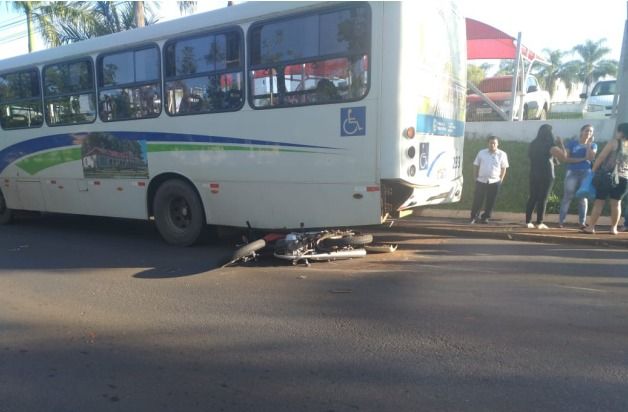 Motociclista é fechado e atinge ônibus na Avenida JK em Patos de Minas | Patos Agora - A notícia no seu tempo - https://patosagora.net