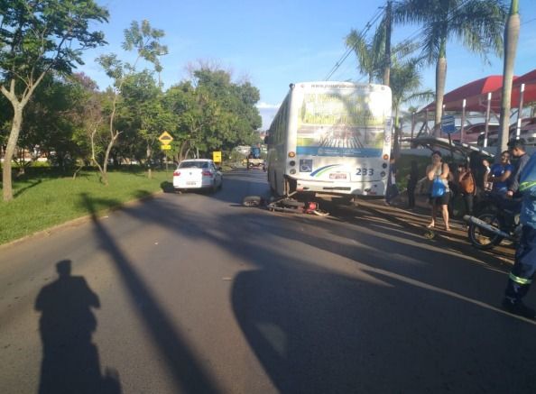 Motociclista é fechado e atinge ônibus na Avenida JK em Patos de Minas | Patos Agora - A notícia no seu tempo - https://patosagora.net