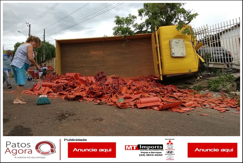 Caminhão carregado com telhas tomba no bairro Jardim Esperança | Patos Agora - A notícia no seu tempo - https://patosagora.net