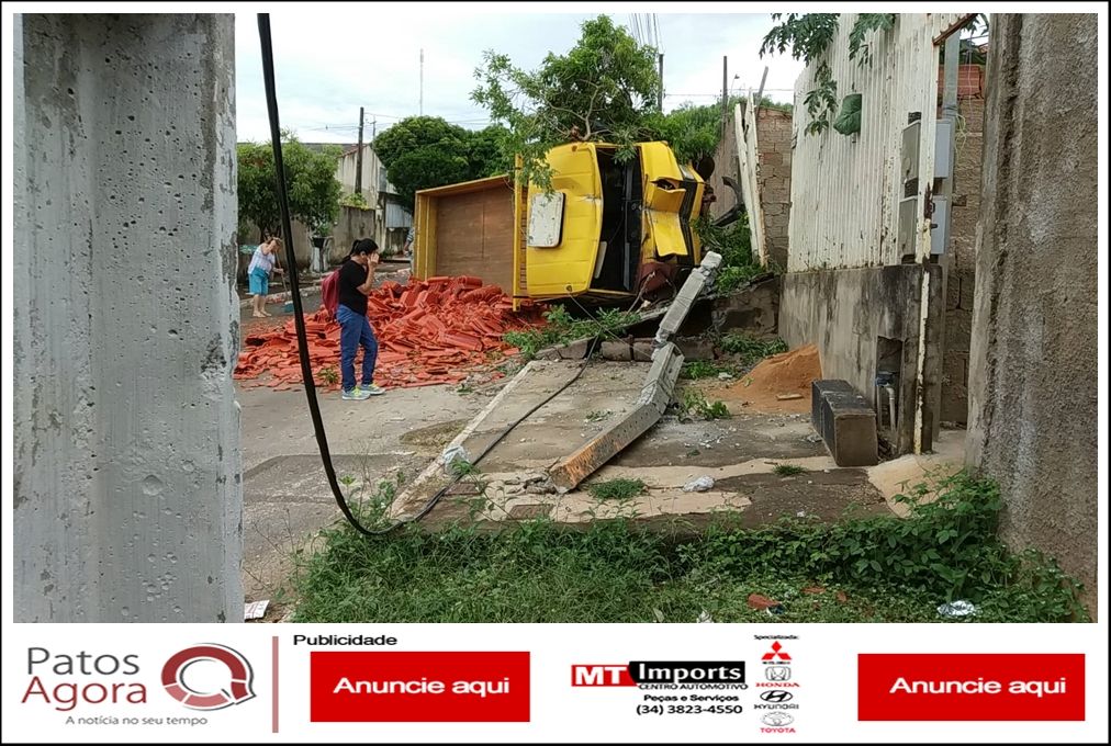 Caminhão carregado com telhas tomba no bairro Jardim Esperança | Patos Agora - A notícia no seu tempo - https://patosagora.net