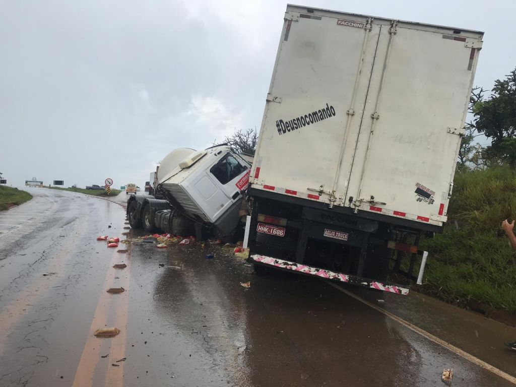 Duas pessoas morrem em acidente entre caminhão e carreta | Patos Agora - A notícia no seu tempo - https://patosagora.net