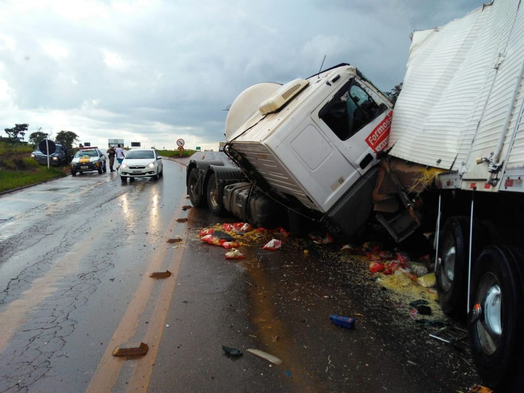 Duas pessoas morrem em acidente entre caminhão e carreta | Patos Agora - A notícia no seu tempo - https://patosagora.net