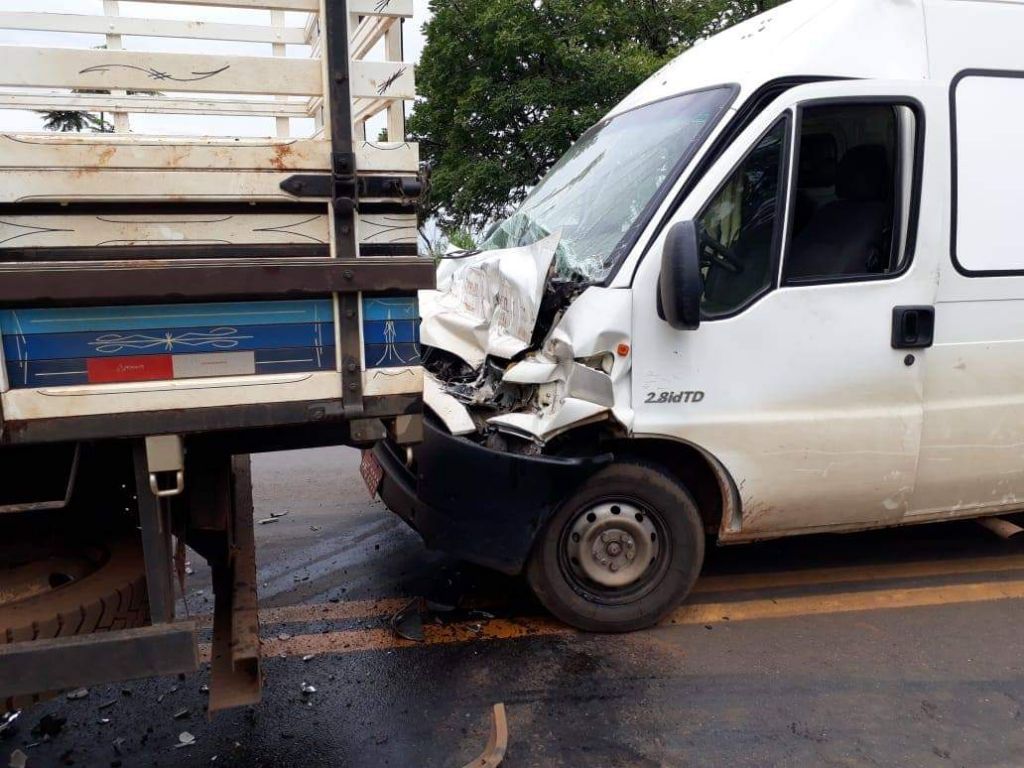 Motorista é socorrido gravemente ferido após colisão entre três veículos na MGC-354 | Patos Agora - A notícia no seu tempo - https://patosagora.net